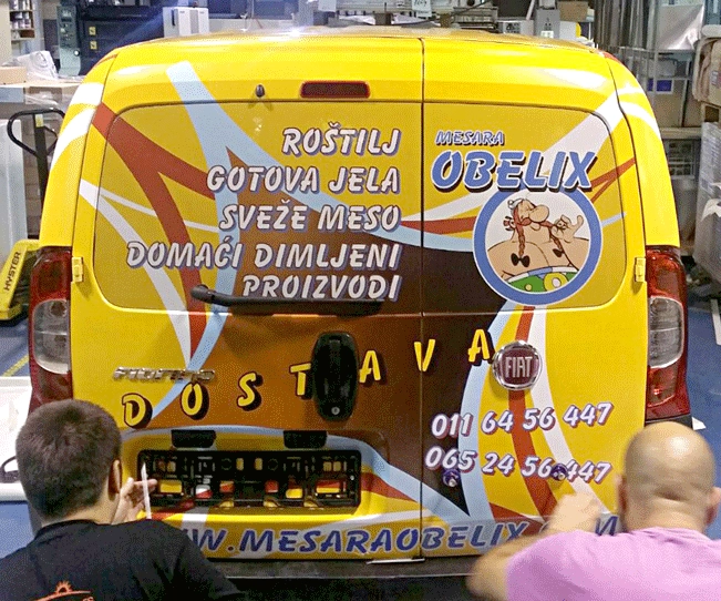 Detalj brendiranja vozila auto folijom
